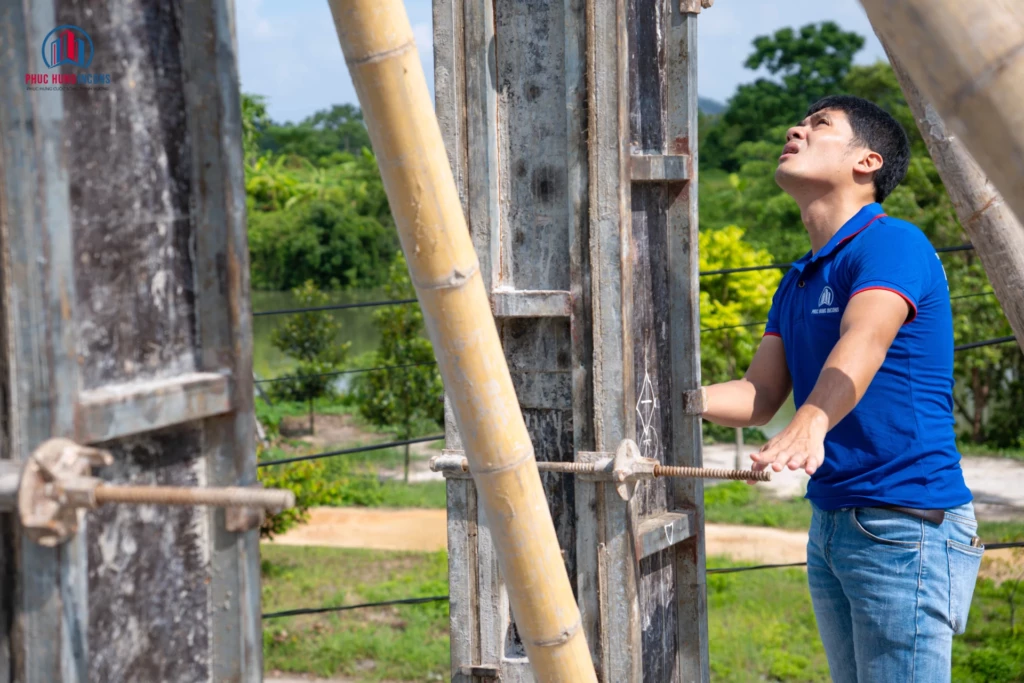Hình ảnh minh họa một kỹ sư của Phục Hưng Incons đang giám sát công trường xây dựng.